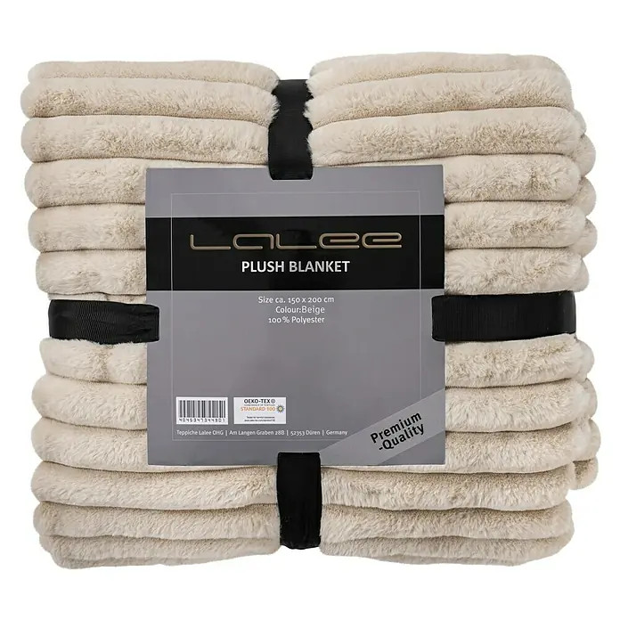 Decke Plush - Beige, 200 x 150 cm, 100 % Polyester - Abgebilded ist eine beigefarbene Lalee Kuscheldecke, Größe 150x200 cm, aus 100% Polyester, umwickelt mit schwarzen Bändern und einem Produktetikett.