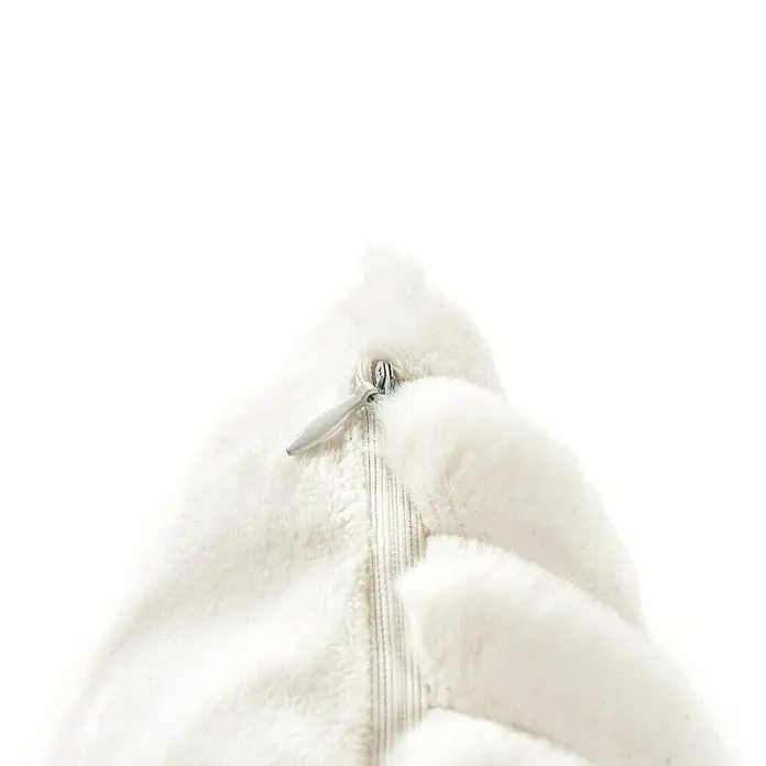 Kissen Plush - Ivory, 45 x 45 cm, 100 % Polyester - Nahaufnahme eines weißen, flauschigen Kissens mit Reißverschluss, das ein gemütliches und weiches Gefühl vermittelt.