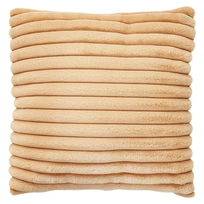 Kissen Plush - Peach, 45 x 45 cm, 100 % Polyester - Nahaufnahme eines beigen, gerippten Kissens, das eine weiche und einladende Textur zeigt, ideal für eine gemütliche Dekoration.