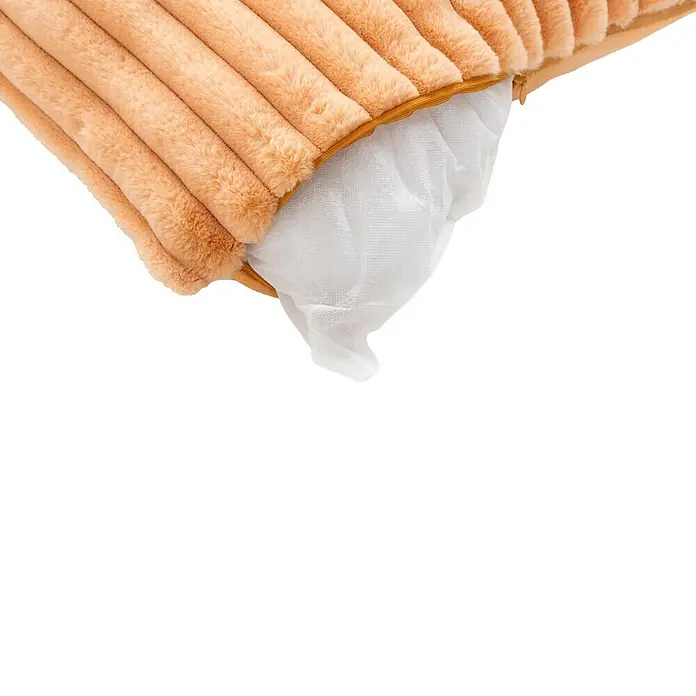 Kissen Plush - Peach, 45 x 45 cm, 100 % Polyester - Kissen mit offenem Bezug. Das Kissen hat einen gerippten, orangefarbenen Bezug und eine Füllung aus weißem Stoff, die teilweise herausgezogen ist.