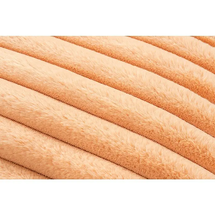 Kissen Plush - Peach, 45 x 45 cm, 100 % Polyester - Nahaufnahme einer pfirsichfarbenen Cord-Samtdecke mit weichen, erhabenen Rippen für eine taktile und gemütliche Textur.