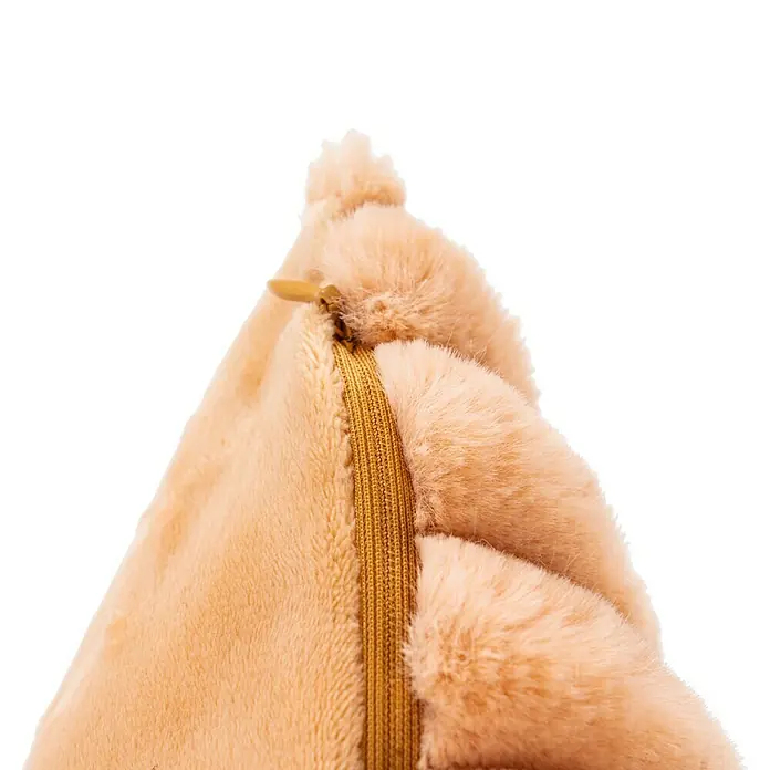 Kissen Plush - Peach, 45 x 45 cm, 100 % Polyester - Nahaufnahme einer pelzigen, beigen Kosmetiktasche mit Reißverschluss. Perfekt für die Aufbewahrung Ihrer Schönheitsutensilien mit Stil und Komfort.