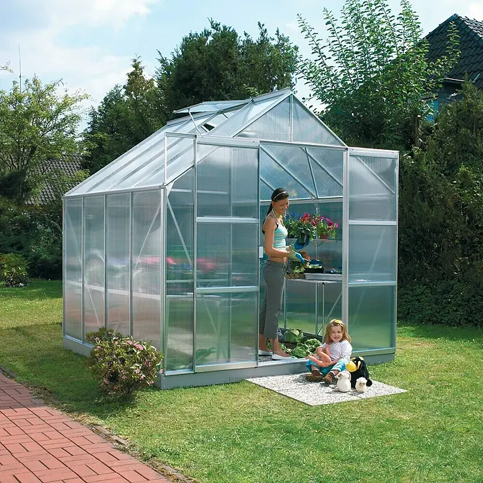 Vitavia Gewächshaus Mars 6700 Plus - Außenmaß inkl. Dachüberstand (B x T): 257 x 258 cm, 4 mm, Aluminium - Ein geräumiges Gewächshaus mit einer Frau und einem Kind davor. Ideal für Hobbygärtner und Familien, die gerne Zeit im Garten verbringen.