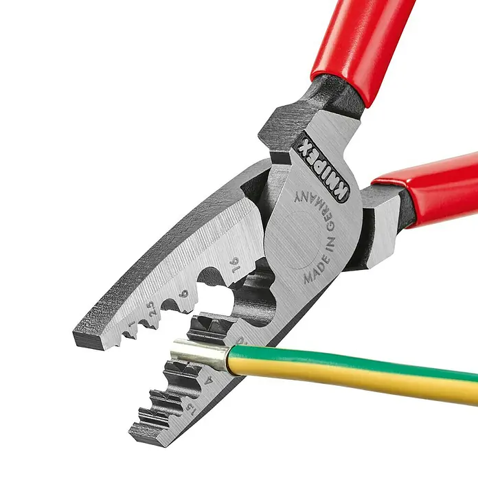 Knipex Crimpzange - Länge: 18 cm, Stahl - Abisolierzange von Knipex in Aktion, die ein grün-gelbes Kabel bearbeitet. Präzision und Qualität für professionelle Anwendungen.