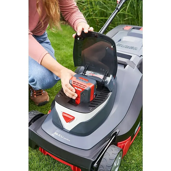 AL-KO Comfort Akku-Rasenmäher 38.5 Li - 36 V, 1 Akku, 4 Ah, Schnittbreite: 38 cm - Akkubetriebener Rasenmäher von AL-KO wird von einer Person mit eingelegtem Akku bedient.