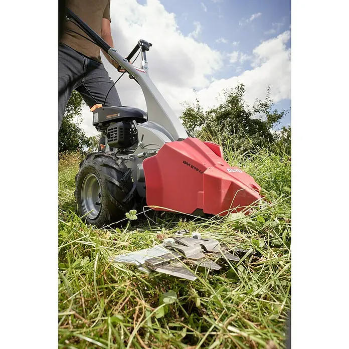 AL-KO Comfort Frontbalkenmäher 875 IV -  - Nahaufnahme eines AL-KO BM 875 IV-Balkenmähers bei der Arbeit auf einer Wiese mit Gräsern und Klingen im Vordergrund.