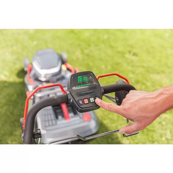 AL-KO Premium Akku-Rasenmäher 512 Li VS-W - 36 V, 2 Akkus, 4 Ah, Schnittbreite: 51 cm - Eine Hand drückt einen grünen Knopf auf dem Bedienfeld eines modernen Rasenmähers mit Digitalanzeige.
