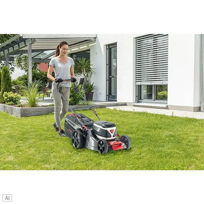 AL-KO Comfort Akku-Rasenmäher 51.4 Li SP - 36 V, 1 Akku, 4 Ah, Schnittbreite: 51 cm - Frau mäht Rasen mit AL-KO Akku-Rasenmäher. Der Rasenmäher ist rot, grau und schwarz und hat einen Akku oben drauf.
