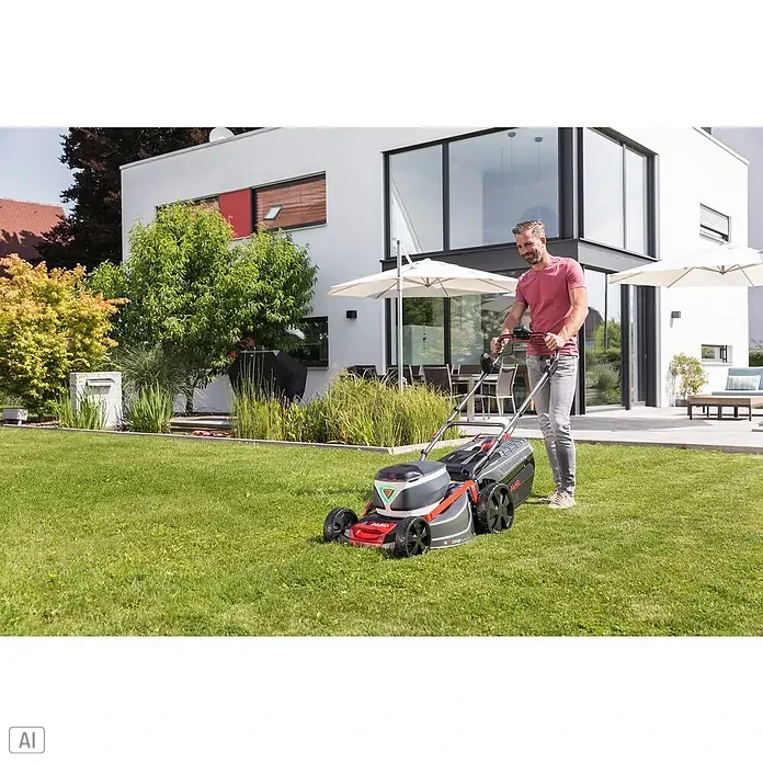 AL-KO Premium Akku-Rasenmäher 512 Li VS-W - 36 V, 2 Akkus, 4 Ah, Schnittbreite: 51 cm - Ein Mann mäht den Rasen mit einem AL-KO Rasenmäher vor einem modernen Haus.