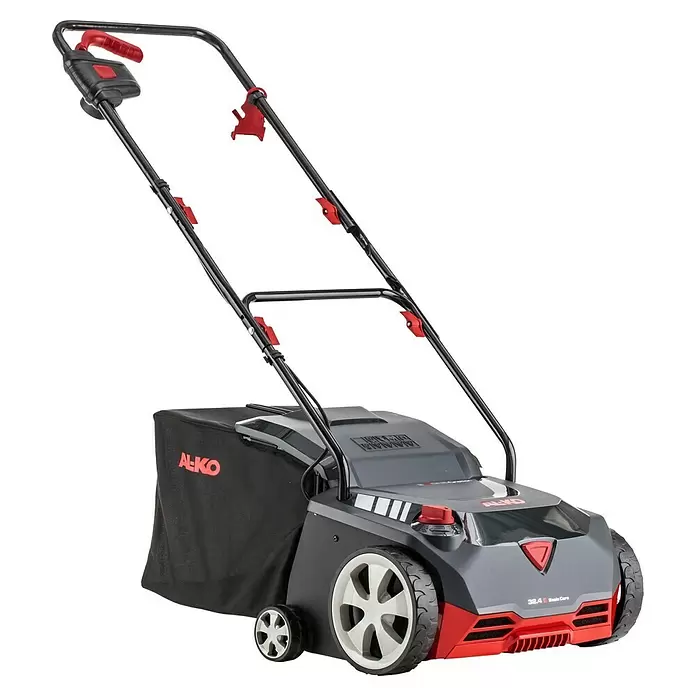 AL-KO Elektro-Vertikutierer 32.4 Basic Care - 1.200 W, Arbeitsbreite: 32 cm - AL-KO Elektro-Vertikutierer/-Rasenlüfter mit roten Akzenten, grauem Gehäuse, schwarzen Griffen und Fangkorb.