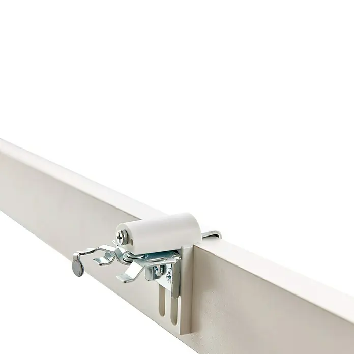 Expo Ambiente Klemmträger - 2 Stk., Geeignet für: Alu-Jalousien, Weiß - Detailaufnahme der weißen Rollladenhalterung, die an einem Rollladen befestigt ist. Präzise Konstruktion für sicheren Halt.