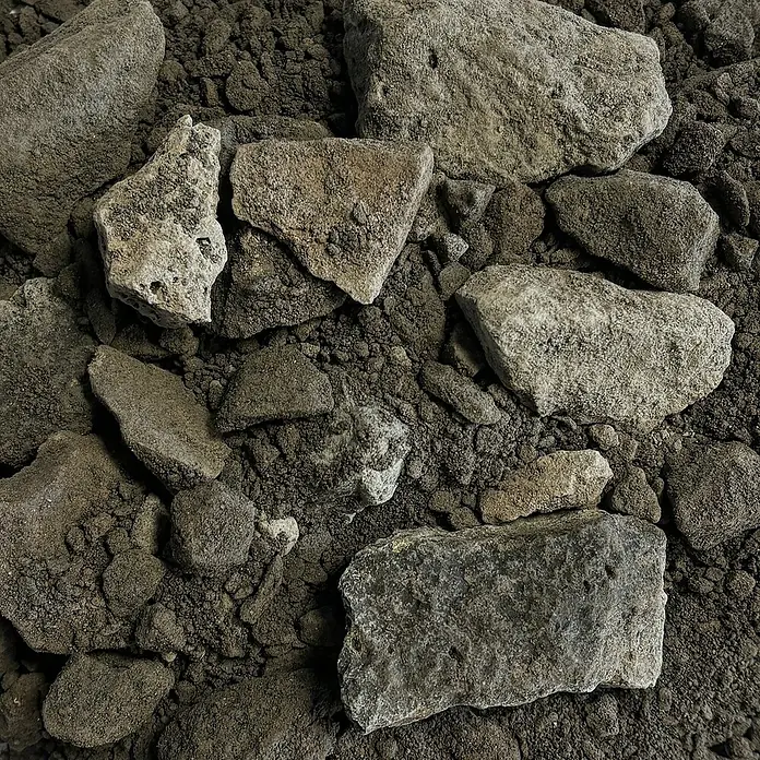 Hamann Mercatus Frostschutzmaterial - Körnung: 0 mm - 32 mm, 1.000 kg - Nahaufnahme von verschiedenen grauen Steinen und grobem Schmutz, ideal für Bauprojekte oder Gartenarbeiten.