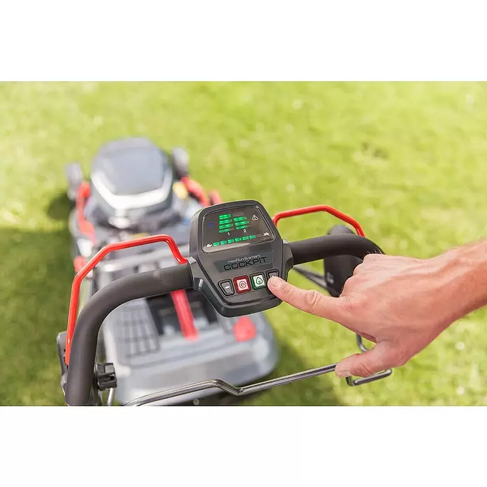 AL-KO Premium Akku-Rasenmäher 512 Li VS-W - 36 V, 1 Akku, 4 Ah, Schnittbreite: 51 cm - Eine Hand drückt einen Knopf auf dem dunkelgrauen Smart-Bedienfeld eines Rasenmähers mit grünen Digitalanzeigen.