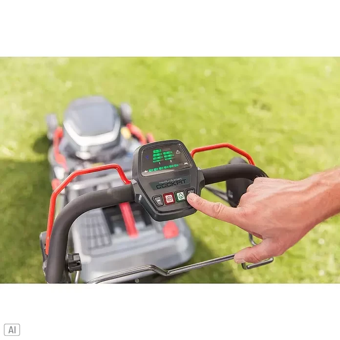 AL-KO Premium Akku-Rasenmäher 512 Li VS-W - 36 V, 1 Akku, 4 Ah, Schnittbreite: 51 cm - Eine Hand drückt einen Knopf auf dem dunkelgrauen Smart-Bedienfeld eines Rasenmähers mit grünen Digitalanzeigen.