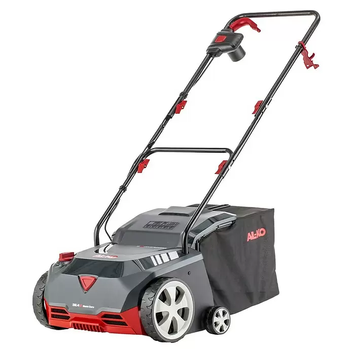AL-KO Elektro-Vertikutierer 32.4 Basic Care - 1.200 W, Arbeitsbreite: 32 cm - Dunkelgrauer und roter Elektromäher mit schwarzen Griffen, weißen Rädern und schwarzem Grasfangsack.