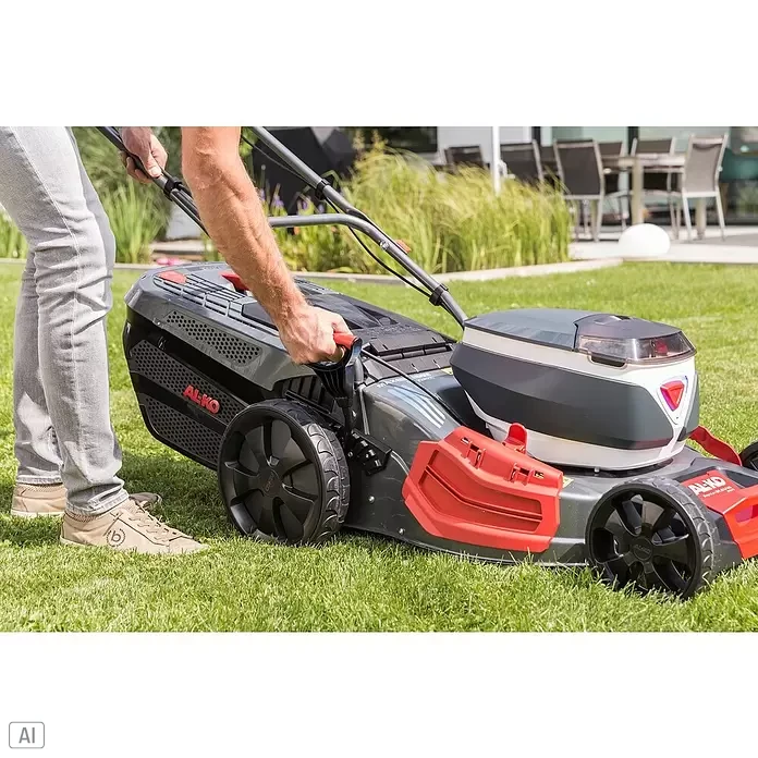 AL-KO Premium Akku-Rasenmäher 512 Li VS-W - 36 V, 1 Akku, 4 Ah, Schnittbreite: 51 cm - Eine Person bedient einen grau-roten AL-KO Rasenmäher.
