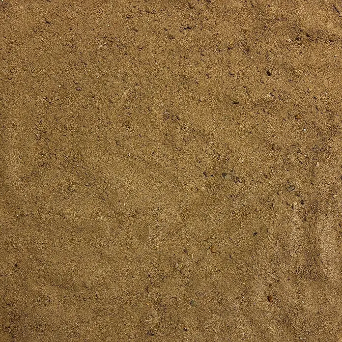 Hamann Mercatus Fugensand - Braun, Fugenbreite: 5 mm - 8 mm, 25 kg - Nahaufnahme von feinem, ockerfarbenem Sand mit kleinen Steinen, ideal für Bauprojekte oder als Gestaltungselement.
