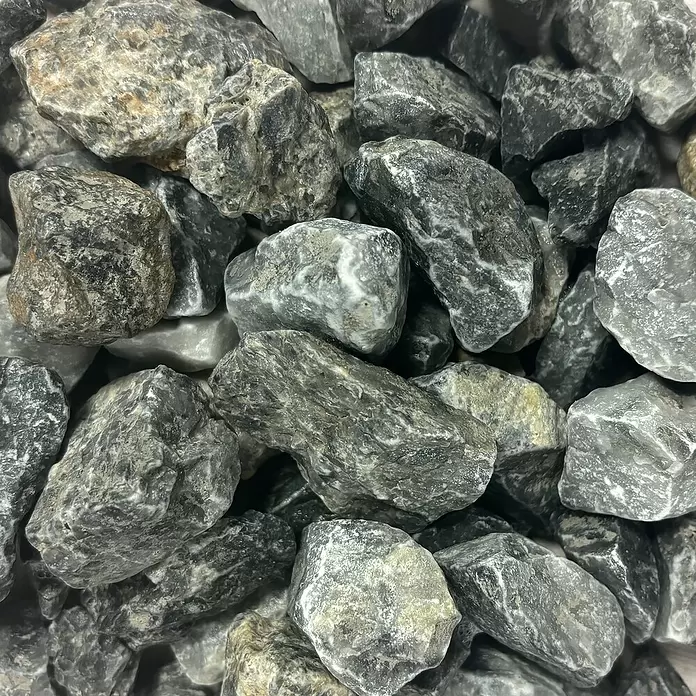 Hamann Mercatus Bruchsteine Marmor - Ice Blue, Körnung: 30 mm - 60 mm, 25 kg - Haufen verschiedenfarbiger grauer und beiger grober Schottersteine.