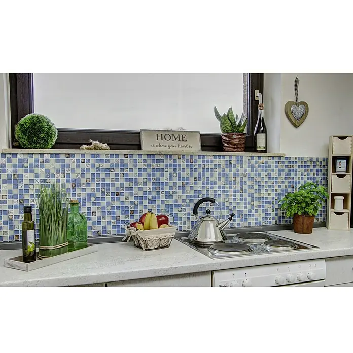 Mosaikfliese Quadrat Crystal XCM 8OP8 - 30 x 30 cm, Blau, Glänzend - Küchenstillleben mit dekorativen Elementen auf einer Arbeitsplatte, darunter ein Wasserkocher und eine Obstschale.