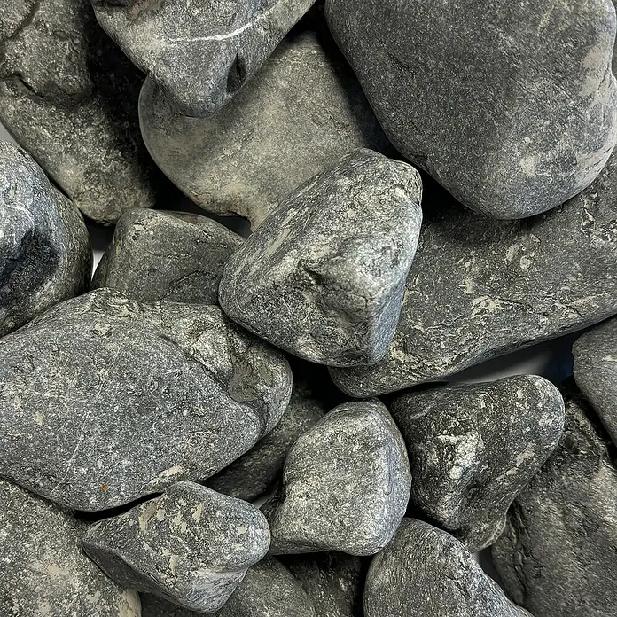 Hamann Mercatus Marmorkiesel - Nero Ebano, Körnung: 40 mm - 60 mm, 25 kg - Nahaufnahme von grauen Flusssteinen, ideal für Gartenwege oder dekorative Zwecke.