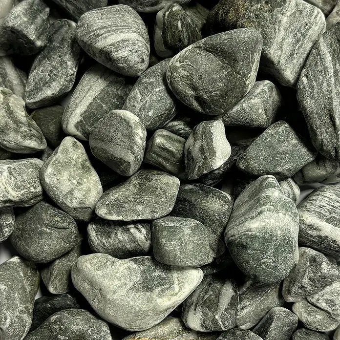 Hamann Mercatus Marmorkiesel - Grün, Körnung: 15 mm - 25 mm, 25 kg - Nahaufnahme von polierten, grau-gestreiften Kieselsteinen, ideal für dekorative Zwecke und zur Gartengestaltung.