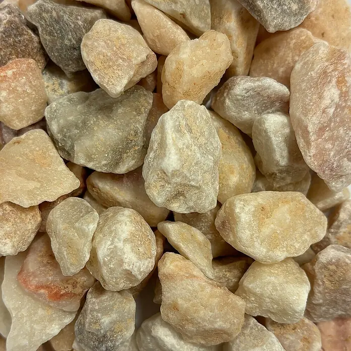 Hamann Mercatus Marmorsplitt - Rosario, Körnung: 8 mm - 16 mm, 25 kg - Nahaufnahme von einer Ansammlung von Zierkieseln in verschiedenen hellen Farbtönen, ideal für Garten- und Landschaftsgestaltung.