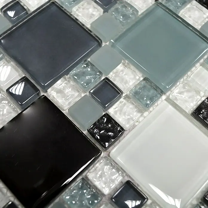 Mosaikfliese Crystal Mix XCM 8565 - 30 x 30 cm, Grau/Schwarz/Grün, Glänzend - Nahaufnahme von Mosaikfliesen in Schwarz, Weiß und verschiedenen Grautönen, die ein elegantes und modernes Design zeigen.