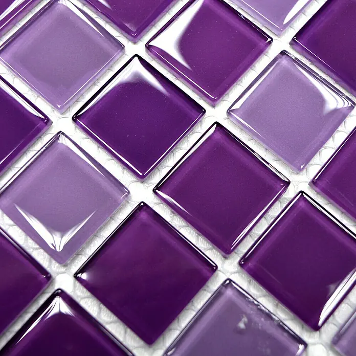 Mosaikfliese Quadrat Crystal Mix CM 4888 - 32,7 x 30,2 cm, Lila, Glänzend - Nahaufnahme von quadratischen, glänzenden violetten Glasmosaikfliesen, die ein dekoratives Muster bilden und für stilvolle Innenraumgestaltung geeignet sind.