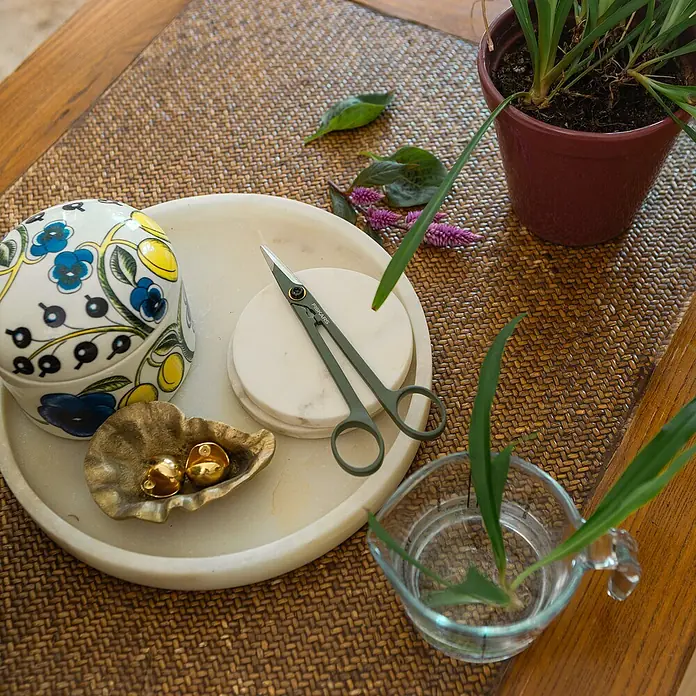Fiskars Schere kleinElegante, freistehende Werkzeughalterung zur praktischen Aufbewahrung, Material Klinge: Stahl, Präzisionsgeschliffen Mood Shot