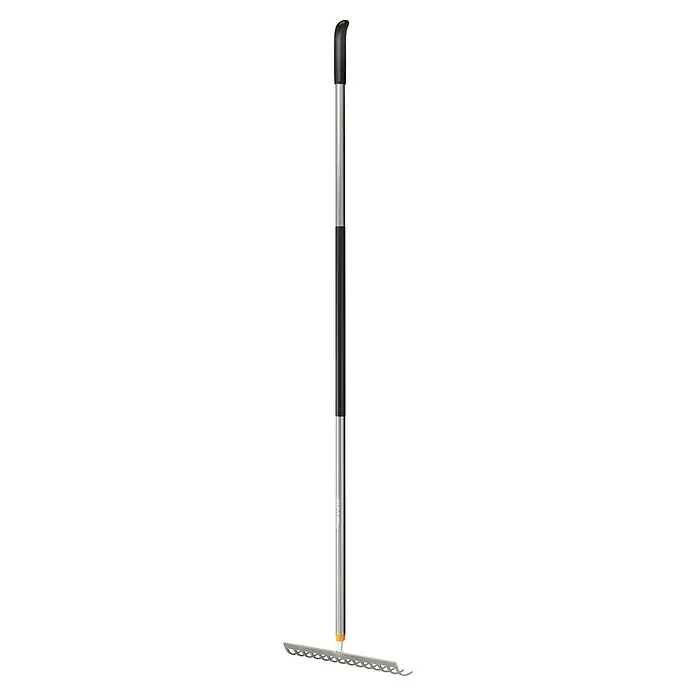 Fiskars Ergonomic Rechen - Aufhängeloch im Griff, Material Gerätekopf: Borstahl - Das Bild zeigt einen Fiskars QuikFit Dachrinnenreiniger mit Teleskopstiel in Silber und Schwarz. Das Werkzeug ist ideal für die Reinigung von Dachrinnen.