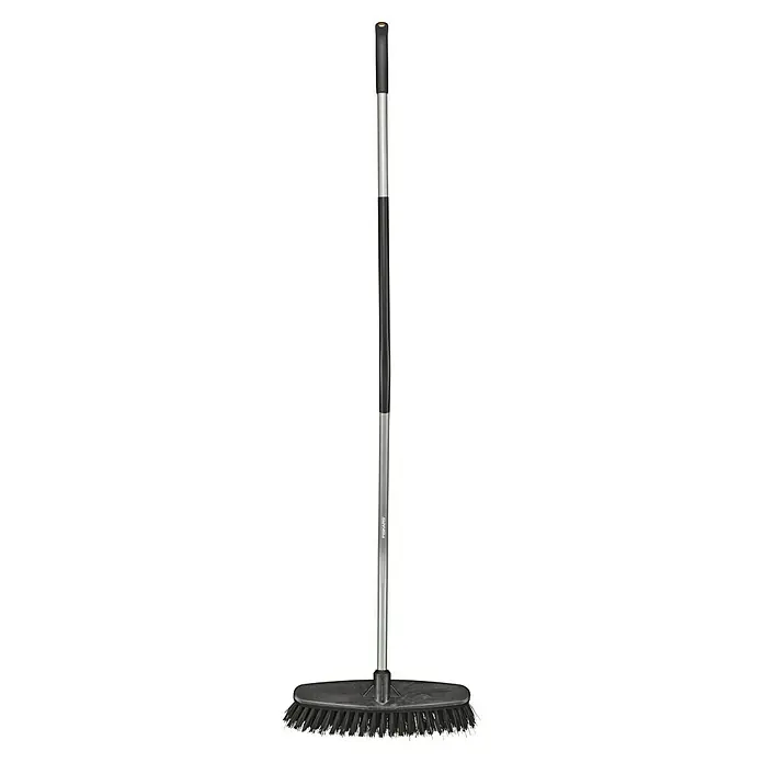 Fiskars Ergonomic Besen - Mit Stiel, Ergonomisch geformt, 1 Stk. - Ein Besen mit schwarzem Bürstenkopf und silbernem Stiel, ideal für die Reinigung von Böden.