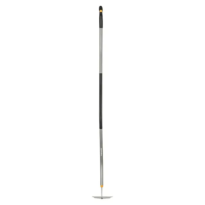 Fiskars Ergonomic Unkrauthacke - Länge: 154 cm, Material Gerätekopf: Borstahl - Bild eines Fiskars Unkrautstechers mit langem Griff, der das Entfernen von Unkraut erleichtert, ohne sich zu bücken.