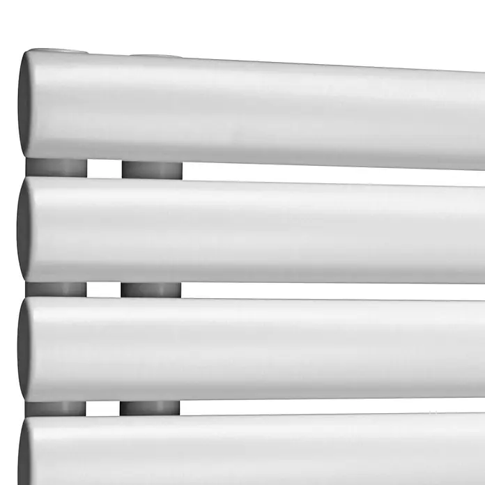 Camargue Designheizkörper Flag Bis - B x H: 600 x 1.216 mm - Nahaufnahme eines weißen Handtuchwärmers mit horizontalen Stangen und Verbindungsstücken für ein modernes Badezimmerdesign.