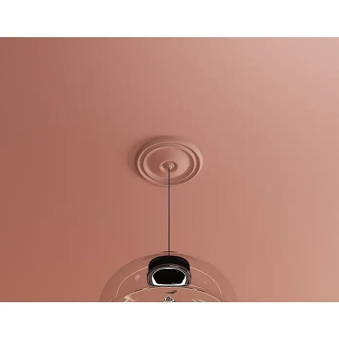 Nmc Decoflair Rosette B12 - Durchmesser: 30 cm, Expandiertes Polystyrol (EPS), Weiß - Diese Nahaufnahme zeigt eine elegante Hängeleuchte mit einer transparenten Glaskuppel, die von einer dekorativen Deckenrosette herabhängt.