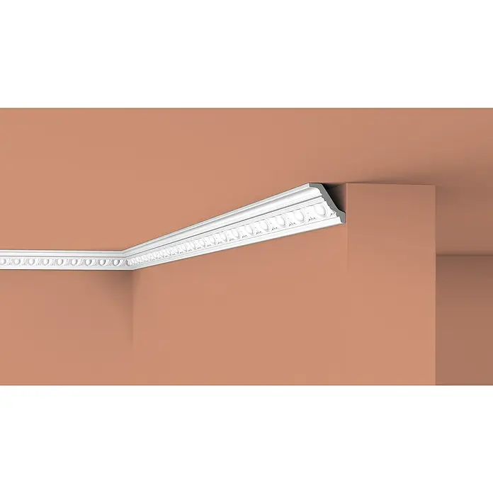 Nmc Decoflair Zierprofil Deckenleiste E23 - 2 m x 55 mm x 55 mm, Polyurethan - Eine Nahaufnahme von weißen Zierleisten, die an der Decke eines Raumes mit korallenroten Wänden angebracht sind und einen eleganten Übergang schaffen.