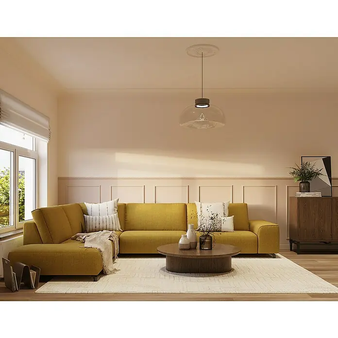 Nmc Decoflair Zierprofil Deckenleiste E23 - 2 m x 55 mm x 55 mm, Polyurethan - Einladendes Wohnzimmer mit senfgelbem Ecksofa, stilvollem Couchtisch und eleganter Pendelleuchte für eine gemütliche Atmosphäre.
