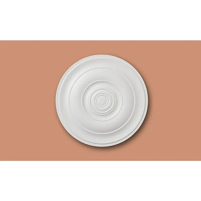 Nmc Decoflair Rosette B33 - Durchmesser: 46,5 cm, Expandiertes Polystyrol (EPS), Weiß - Nahaufnahme einer weißen, runden Deckenrosette mit konzentrischen Kreisen auf einem braunen Hintergrund.