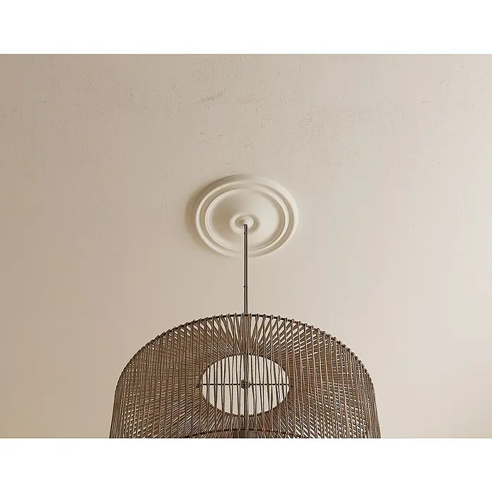 Nmc Decoflair Rosette M71 - Durchmesser: 300 mm, Polyurethan, Weiß - Eine Nahaufnahme einer braunen Rattan-Hängeleuchte, die an einer weißen Rosette an der Decke befestigt ist. Die Leuchte hat ein offenes, luftiges Design.