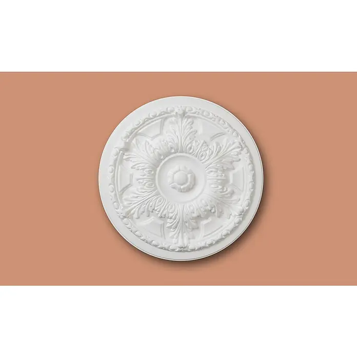 Nmc Decoflair Rosette B25 - Durchmesser: 445 mm, Expandiertes Polystyrol (EPS), Weiß - Nahaufnahme einer dekorativen, runden Deckenrosette aus weißem Gips mit filigranem floralem Muster, ideal für die Innenausstattung.