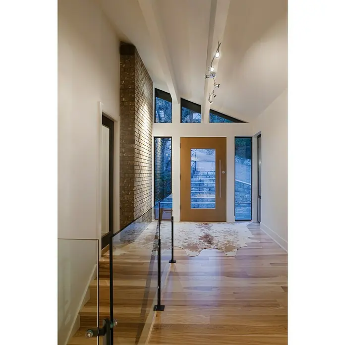 Osram LED-Deckenstrahler - 15,6 W, L x B x H: 1.190 x 80 x 170 mm, Nickel matt, Warmweiß, 6 Stk. - Eingangsbereich eines modernen Hauses mit Holzboden und einer Glastreppe. Die Beleuchtung sorgt für eine warme Atmosphäre.