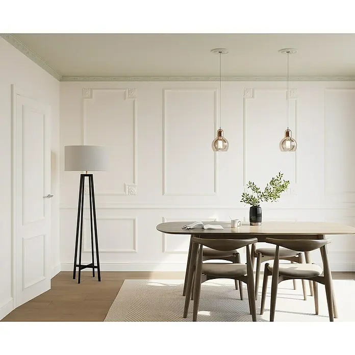 Nmc Decoflair Rosette B25 - Durchmesser: 445 mm, Expandiertes Polystyrol (EPS), Weiß - Ein Esszimmer mit einem Holztisch, Stühlen und zwei stilvollen Pendelleuchten, die für eine elegante Beleuchtung sorgen.