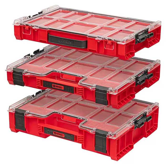 Qbrick System Kleinteilekoffer Pro Organizer 100 - L x B x H: 29,6 x 45 x 7,9 cm, Anzahl Fächer: 8 Stk. - Drei gestapelte rot-transparente Kunststoff-Organizer mit mehreren Fächern und schwarzen Verschlüssen.
