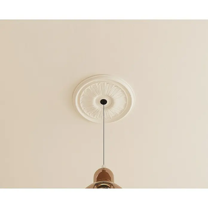 Nmc Decoflair Rosette B15 - Durchmesser: 255 mm, Expandiertes Polystyrol (EPS), Weiß - Nahaufnahme einer Deckenrosette mit Pendelleuchte, die ein warmes, einladendes Licht spendet.