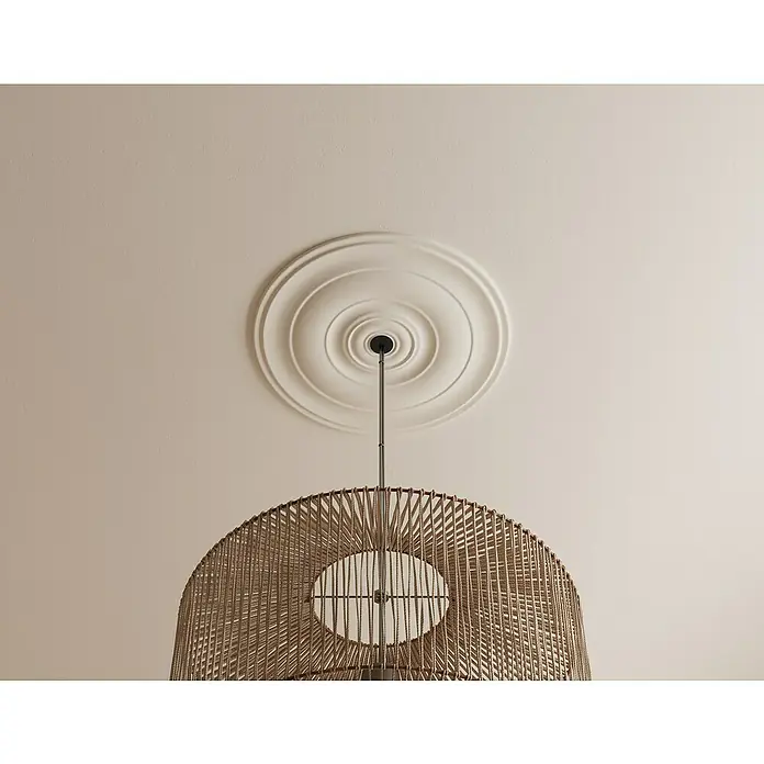 Nmc Decoflair Rosette B33 - Durchmesser: 46,5 cm, Expandiertes Polystyrol (EPS), Weiß - Nahaufnahme einer Pendelleuchte mit einem dekorativen, runden Lampenschirm aus Rattan und einer passenden Deckenrosette in Weiß.