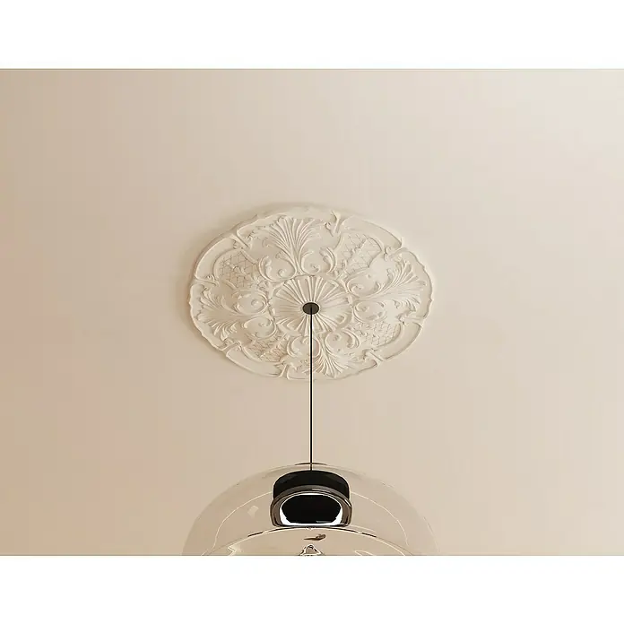Nmc Decoflair Rosette M80 - Durchmesser: 600 mm, Polyurethan, Weiß - Eine Nahaufnahme einer kunstvollen Deckenrosette mit einer modernen Hängelampe, die von der Mitte der Rosette herabhängt, für elegante Beleuchtung.