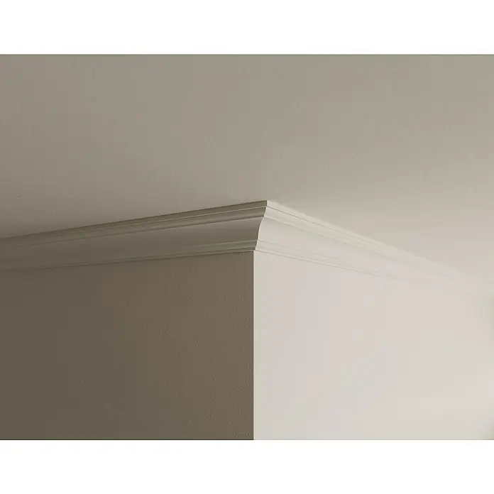 Nmc Decoflair Zierprofil Deckenleiste F8 - 2 m x 42 mm x 42 mm, Polyurethan - Detailaufnahme einer eleganten, weißen Zierleiste, die Wand und Decke verbindet, und die architektonische Details hervorhebt.