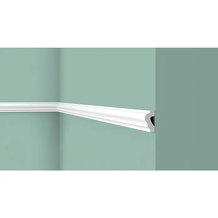 Nmc Decoflair Zierprofil Wandleiste D6 - 200 cm x 40 mm x 20 mm, Extrudiertes Polystyrol (XPS) - Detailaufnahme einer eleganten, weißen Zierleiste an einer mintgrünen Wand, die architektonische Akzente setzt.