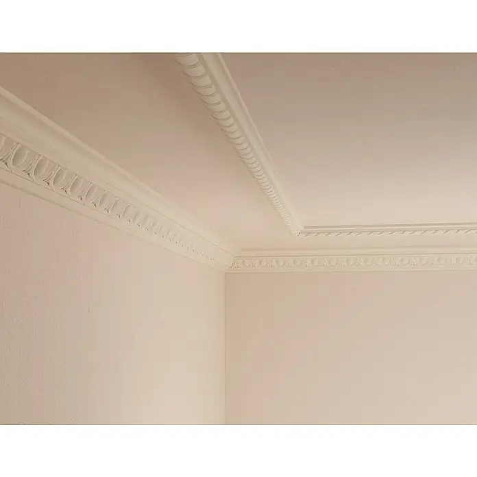 Nmc Decoflair Zierprofil Deckenleiste E23 - 2 m x 55 mm x 55 mm, Polyurethan - Detailaufnahme einer Stuckdecke in einem Raum, die die kunstvollen Verzierungen und das elegante Design hervorhebt.