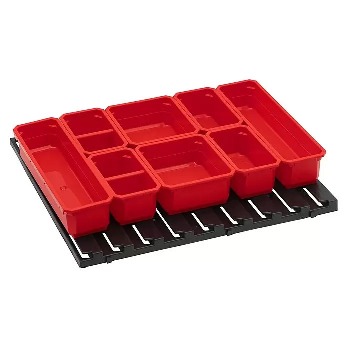 Qbrick System Kleinteileeinsatz - L x B x H: 38,5 x 34,5 x 7,5 cm, Anzahl Fächer: 6 Stk. - Set aus roten Kunststoff-Aufbewahrungsbehältern auf schwarzem Organizer für Kleinteile.