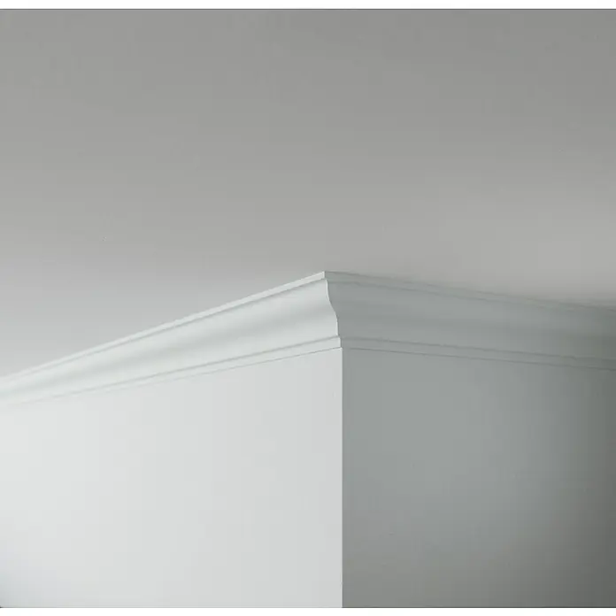 Nmc Decoflair Zierprofil Deckenleiste D9 - 6 Stk., 2 m x 70 mm x 70 mm, Extrudiertes Polystyrol (XPS) - Detailaufnahme einer weißen Stuckdecke, die die Eleganz und architektonische Schönheit des Raumes hervorhebt.
